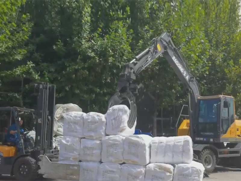 搬运、堆垛，宝鼎抓包机为企业助力